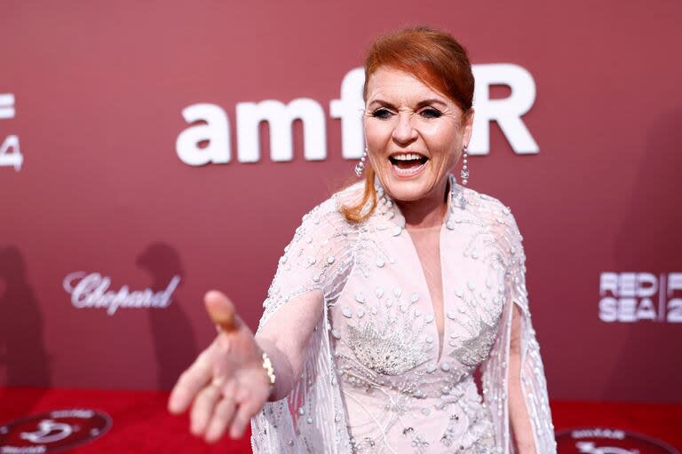 La duquesa de York, Sarah Ferguson, se mostró muy divertida en la alfombra roja, bromeando con los paparazzi y posando para las cámaras