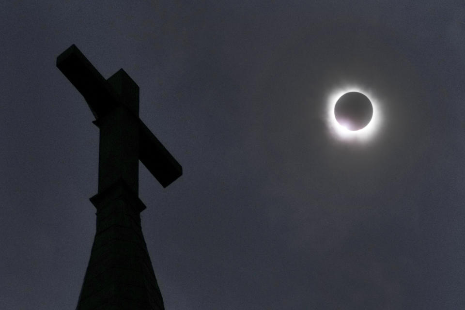 El eclipse y la cruz