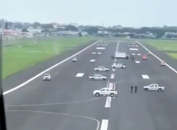 Guayaquil airport runway was blocked by trucks: Twitter/@CrudaRealidadEc