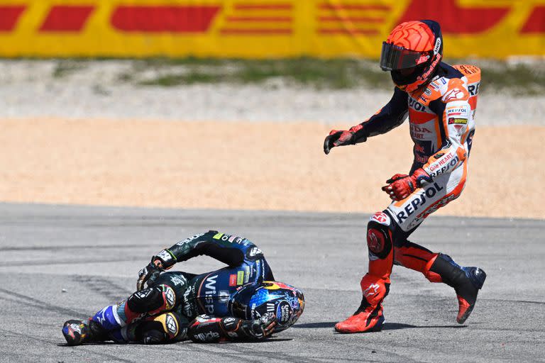 Marc Marquez corrió para ver cómo estaba Miguel Oliveira tras el accidente