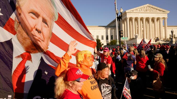 Von der Freedom Plaza ziehen die Trump-Anhänger vor dem Supreme Court. Foto: dpa