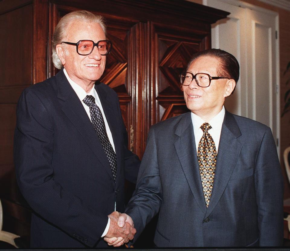 BEVERLY HILLS, CA - NOVEMBER 1:  Chinese President Jiang Zemin (R) shakes hands with Reverend Billy Graham (L) prior to a VIP luncheon 02 November in Beverly Hills, CA.  JIang is on the last day of a nine-day visit to the United States.  (Photo credit should read KEVORK DJANSEZIAN/AFP/Getty Images)