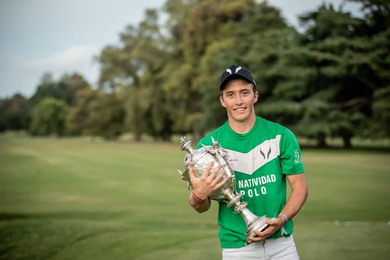 The Ayrshire Cup es el primer trofeo de Triple Corona que pasa por los manos de Bartolomé Castagnola (h.); a sus 20 años, el número 3 de La Natividad ha ganado la Copa de la Reina y la de Oro de Inglaterra, la República Argentina, el Abierto de Jockey y mucho más.