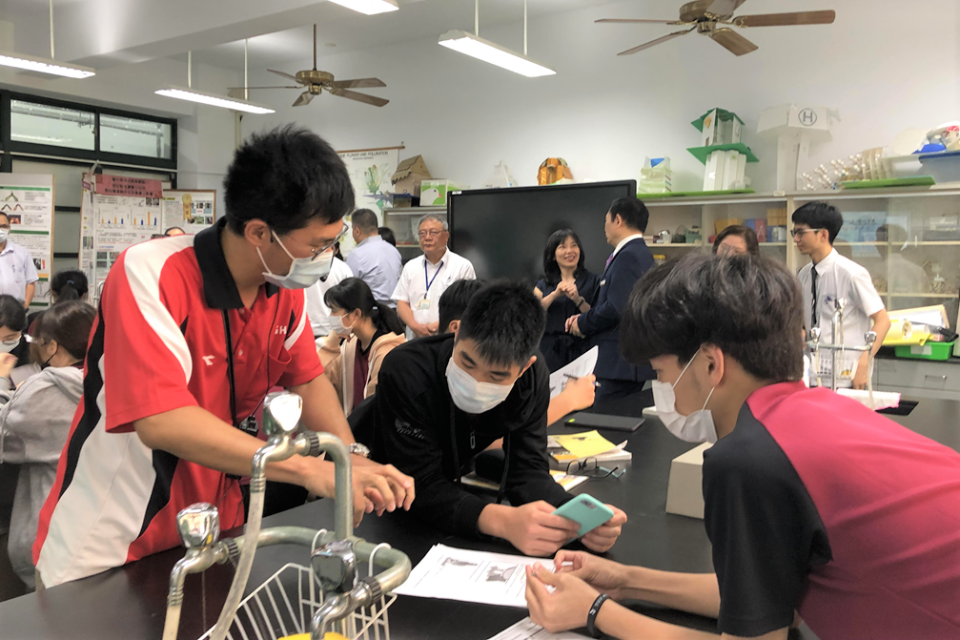 美國北加州庫柏蒂諾市參訪團前往麗山高中生物實驗室觀課