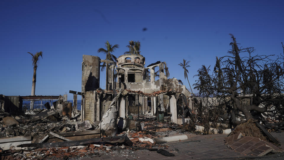 Un inmueble quedó reducido a ruinas tras el voraz incendio forestal en Lahaina, Hawai, de acuerdo con esta imagen tomada el sábado 12 de agosto de 2023. (AP Foto/Rick Bowmer)