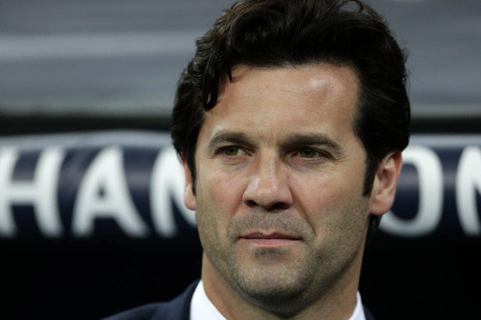 ARCHIVO - En esta foto del 5 de marzo del 2019, el técnico de Real Madrid Santiago Solari llega a la cancha antes del partido de la Liga de Campeones contra Ajax en el Santiago Bernabéu en Madrid. Solari es el nuevo técnico del club mexicano América. (AP Foto/Manu Fernández)