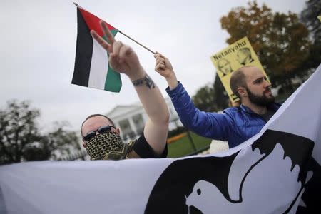 People gather outside of the White House in protest against Israeli Prime Minister Benjamin Netanyahu's visit and meeting with U.S. President Barack Obama, in Washington November 9, 2015. REUTERS/Carlos Barria