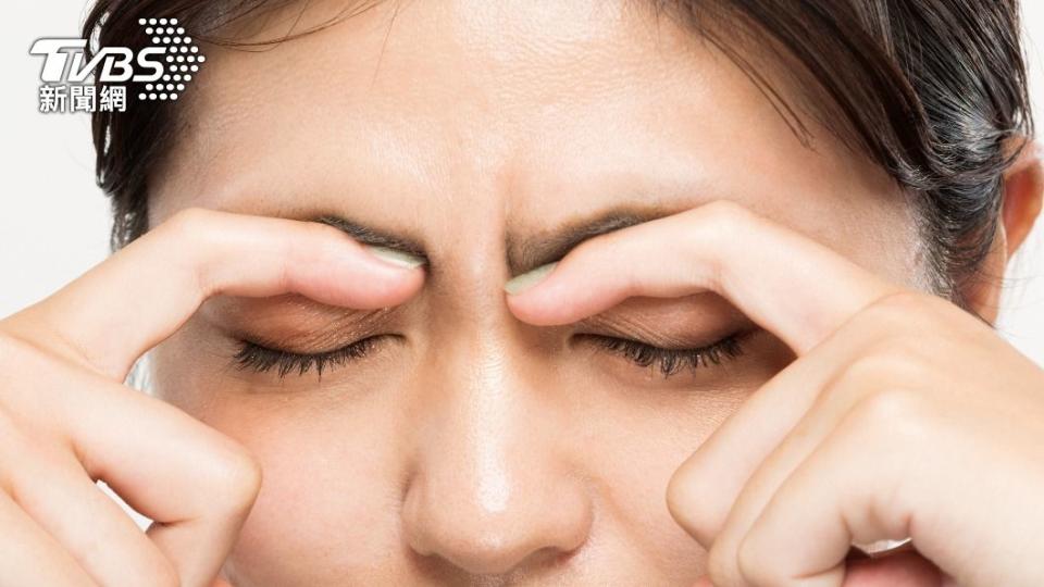 搭配眼部按摩更有效消除黑眼圈。（示意圖，非當事人／shutterstock達志影像）