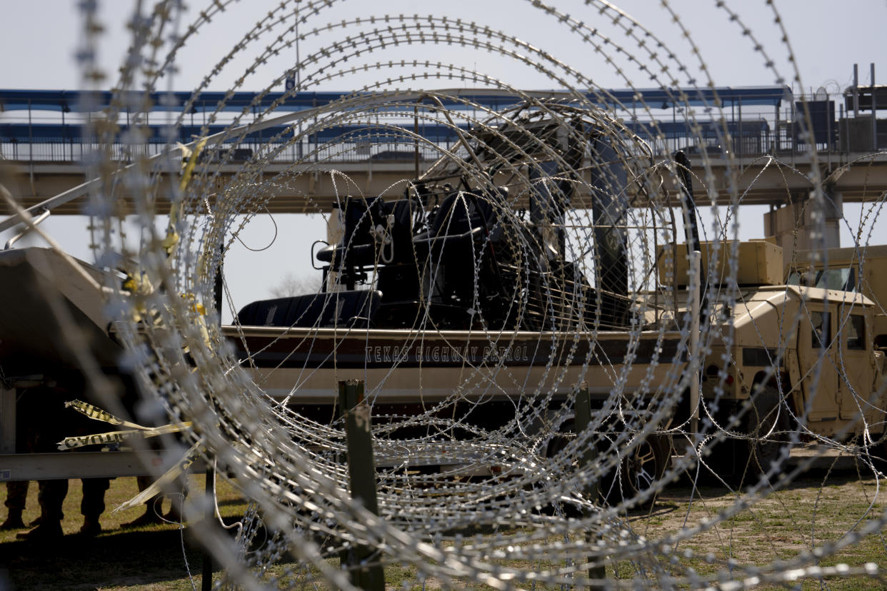 Alambre de púas visto desde el Parque Shelby, con el campo de golf de Eagle Pass detrás, antes de la conferencia de prensa del gobernador de Texas, Greg Abbott, en Eagle Pass, Texas, el 4 de febrero de 2024. (Erin Schaff/The New York Times)