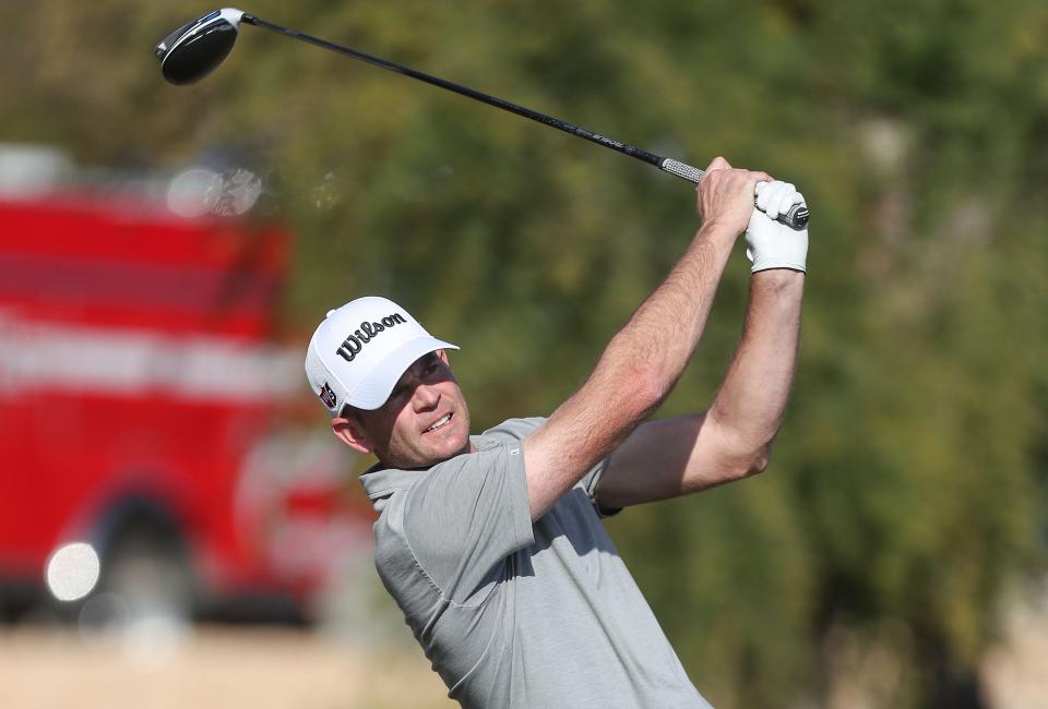 Brendan Steele da el primer golpe en el hoyo 18 del Stadium Course en PGA West en La Quinta, durante el torneo de golf American Express, el 18 de enero de 2020.