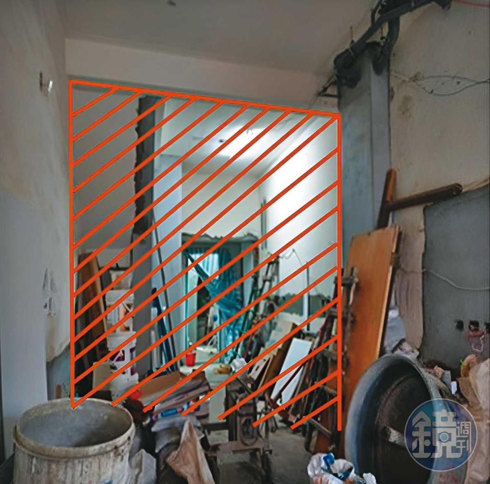 陳姓鄰居進入蕭君平夫婦改建中的房子，拍得承重牆遭拆除照片。（讀者提供）