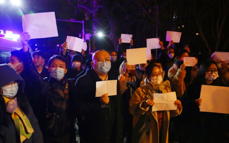 ▲中國各地爆發反封控抗爭，民眾高舉白紙抗議。（圖／美聯社／達志影像）