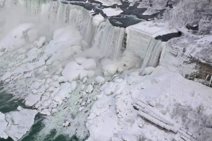 Cataratas del Niágara se congelan parcialmente debido al frío extremo 