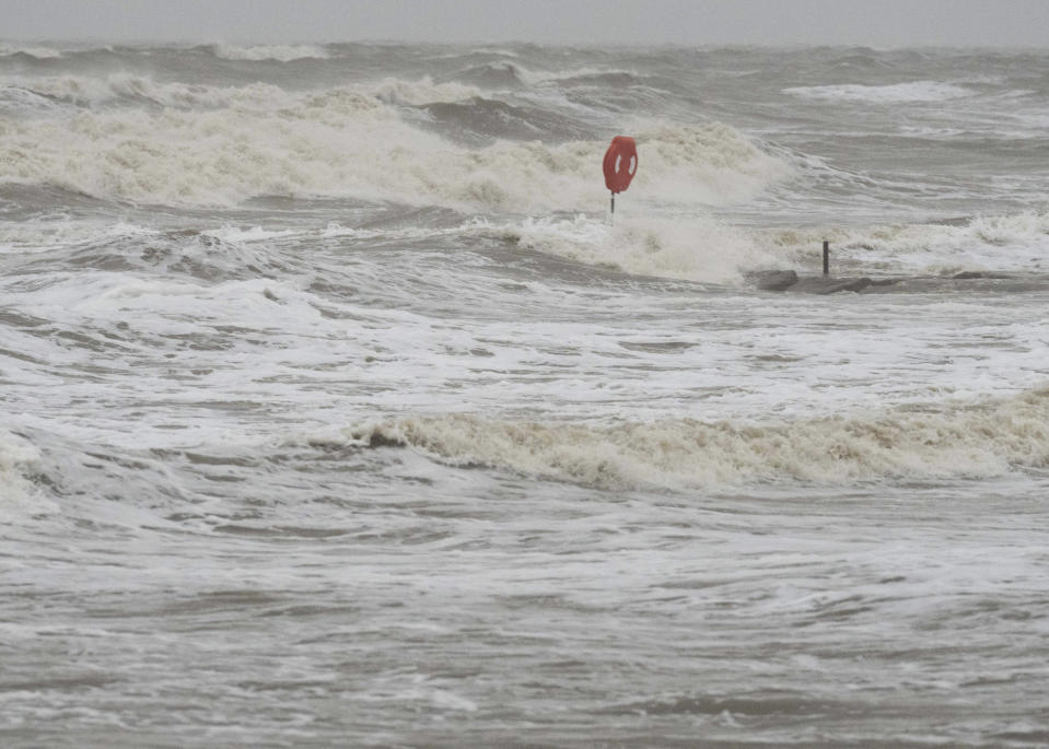 Olas chocan contra el malecón de Galveston, Texas, el miércoles 19 de junio de 2024. La tormenta tropical Alberto se formó en el suroeste del Golfo de México, la primera tormenta con nombre de la temporada de huracanes. (Jason Fochtman/Houston Chronicle vía AP)