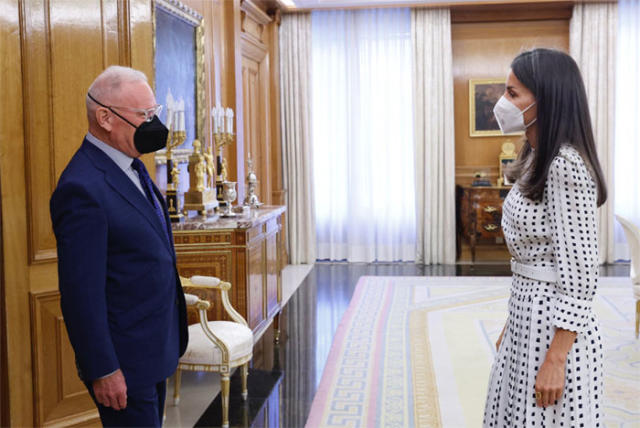 Vuelve el vestido de falsos lunares con el que la Reina piernas dio la vuelta al mundo