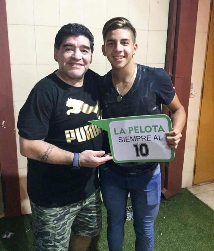 Diego Maradona junto a Hernán López Muñoz, su sobrino nieto que juega en River y al cual aconseja para prosperar en el fútbol profesional. Foto: Diario Olé