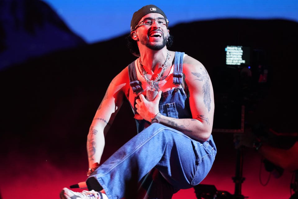 ARCHIVO - Bad Bunny durante su presentación en los Pemios Billboard de la Música Latina en Coral Gables, Florida, el 5 de octubre de 2023. "Monaco" de Bad Bunny fue nombrada una de las canciones del año por The Associated Press. (Foto AP/Marta Lavandier, archivo)