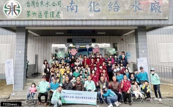 台水六區處歡慶台水五十歲生日，特邀鄰近國小學童探訪南化水庫，透過活動深植節水觀念。（記者李嘉祥攝）