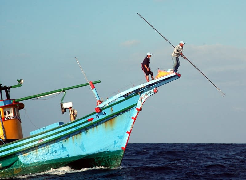 鏢旗魚開跑了，海上鐵男惡浪競技。（中央社檔案照） 