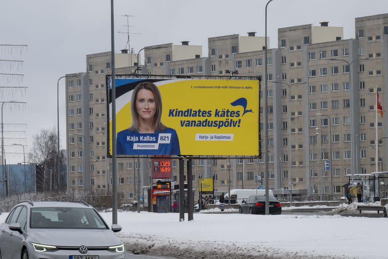 Un cartel electoral en el que aparece la primera ministra Kaja Kallas, del Partido Reformista, en Viimsi, Estonia, el 5 de marzo de 2023, durante las elecciones parlamentarias.