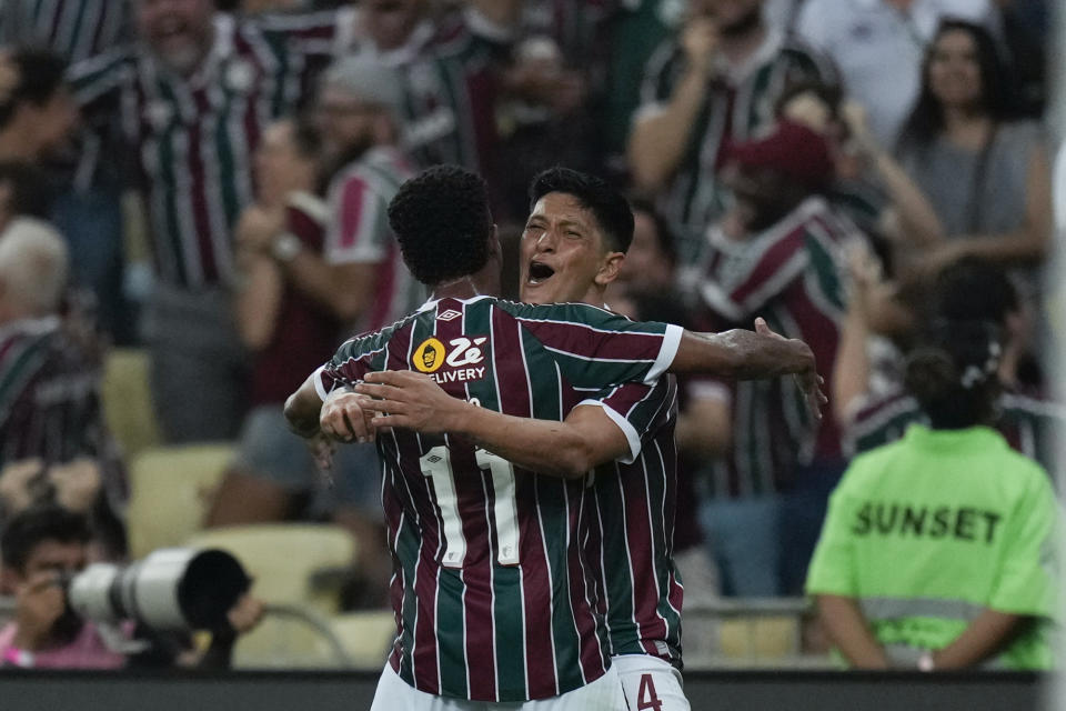 Germán Cano (derecha), de Fluminense de Brasil, festeja con su compañero Keno luego de anotar ante Internacional en la ida de las semifinales de la Copa Libertadores, el miércoles 27 de septiembre de 2023, en Río de Janeiro. (AP Foto/Silvia Izquierdo)