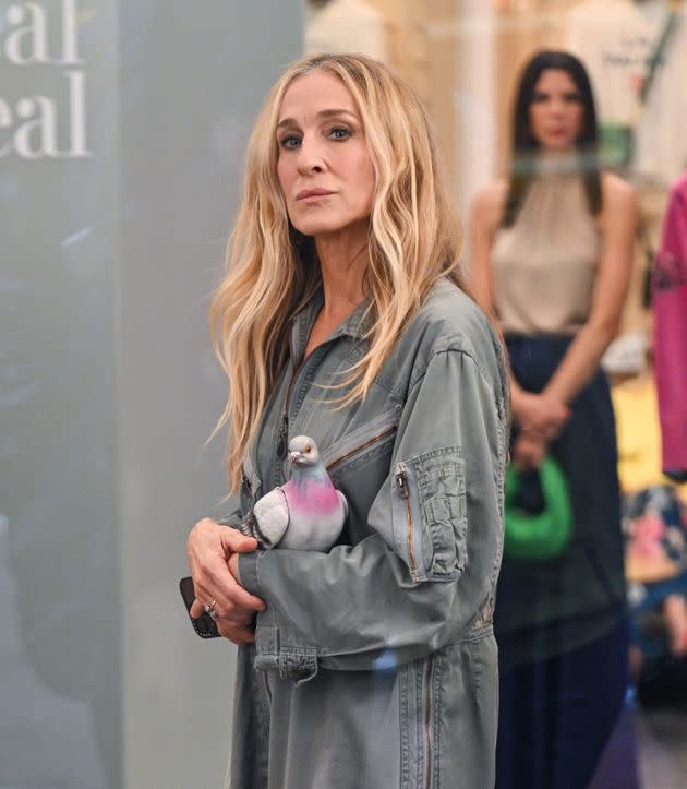 Sarah Jessica Parker’s outlandish, bird-shaped purse got many fans buzzing. (Photo: James Devaney via Getty Images)