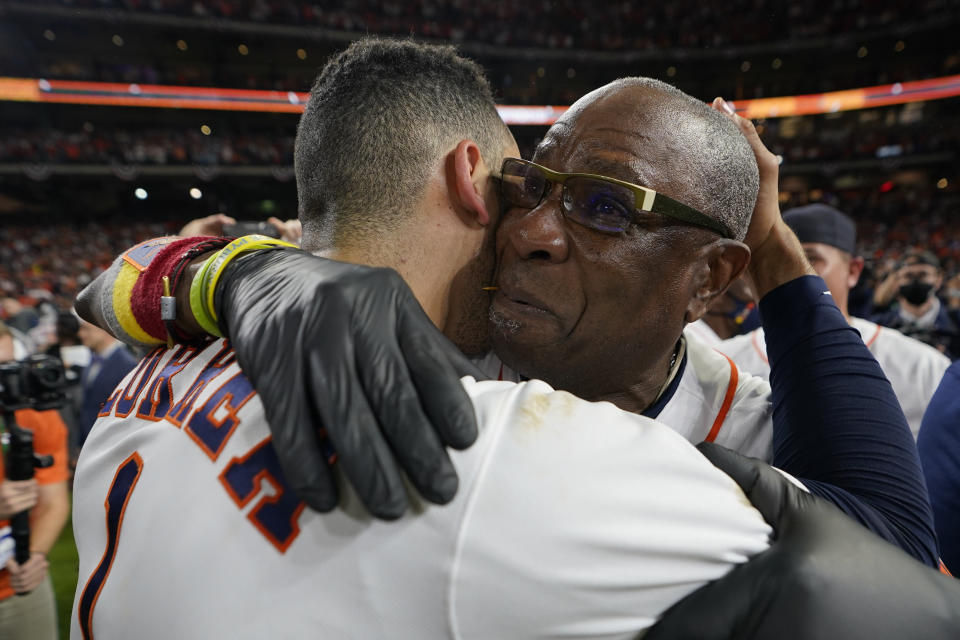 El manager de los Astros de Houston Dusty Baker y el torpedero Carlos Correa se abrazan tras coronarse campeones de la Liga Americana, el viernes 22 de octubre de 2021, en Houston. (AP Foto/David J. Phillip)