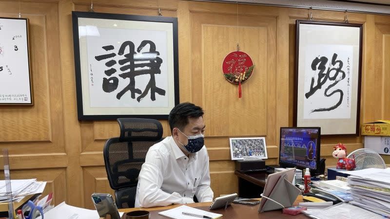 陳宗彥辦公室掛的「謙」與「路」兩幅書法都出自陳世憲。翻攝陳宗彥臉書