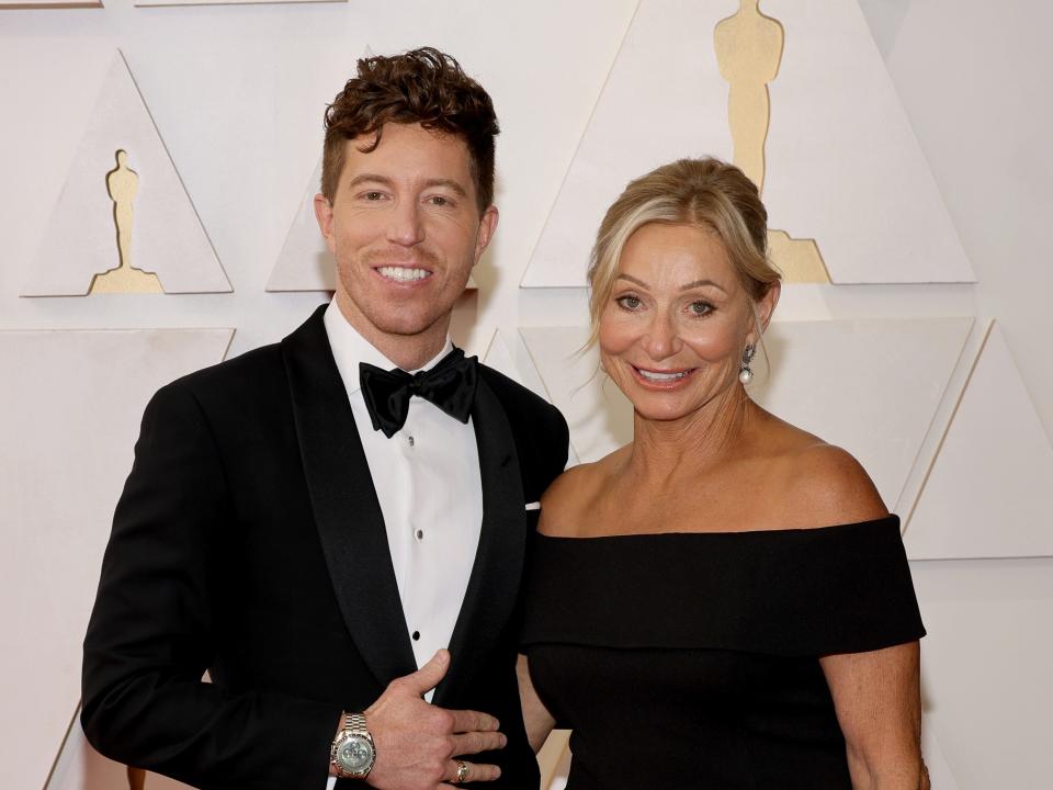 Shaun White with his mom Cathy at the 2022 Oscars