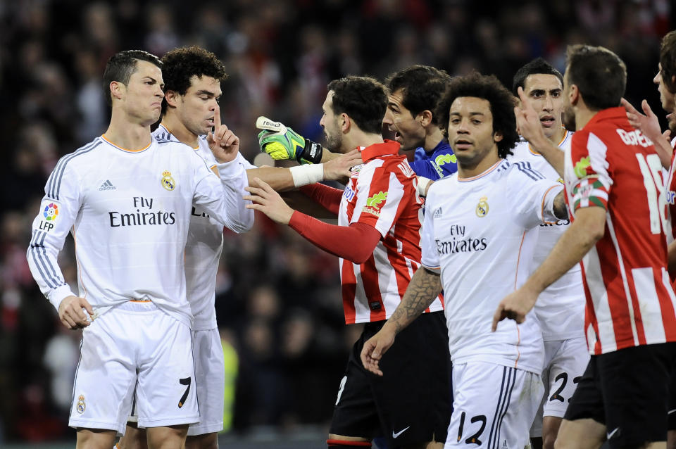Cristiano Ronaldo (izquierda), del Real Madrid, participa en un altercado con jugadores del Athletic de Bilbao, durante un partido de liga realizado el domingo 2 de febrero de 2014 (AP Foto/Alvaro Barrientos)