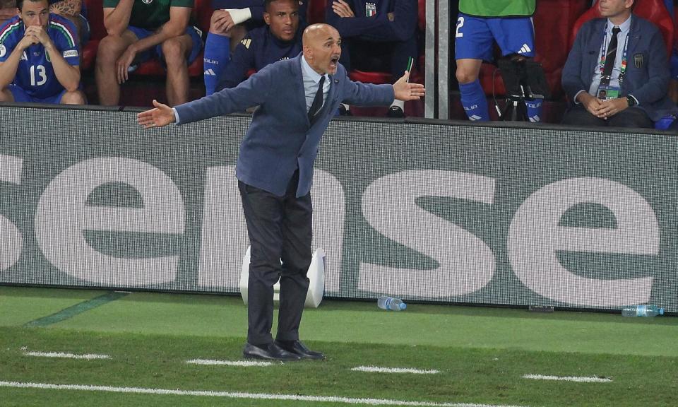 <span>Luciano Spalletti implores his team to find an equaliser against <a class="link " href="https://sports.yahoo.com/soccer/teams/croatia/" data-i13n="sec:content-canvas;subsec:anchor_text;elm:context_link" data-ylk="slk:Croatia;sec:content-canvas;subsec:anchor_text;elm:context_link;itc:0">Croatia</a>, which they did, in the 98th-minute.</span><span>Photograph: dts News Agency Germany/Shutterstock</span>