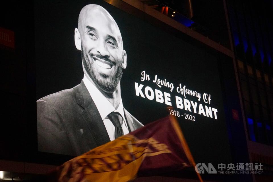 美國職籃NBA洛杉磯湖人傳奇球星布萊恩（Kobe Bryant）26日墜機過世，湖人主場史泰博中心（Staples Center）外廣場，大型看板秀出紀念他的照片及文字。（中央社）