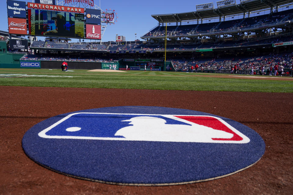 El círculo en cubierta con el logotipo de la MLB está colocado antes de un partido de béisbol entre los Nacionales de Washington y los Bravos de Atlanta en el Parque Nacional, el domingo 2 de abril de 2023, en Washington.  (Foto AP/Alex Brandon)