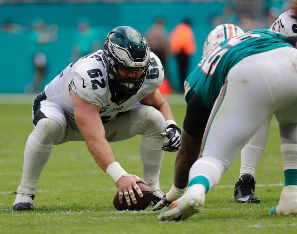 Jason Kelce returns to Eagles, shares shot with Howie Roseman after