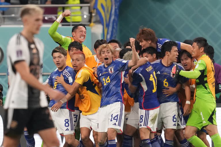 Festejo del equipo japonés después del segundo gol: golpe a Alemania