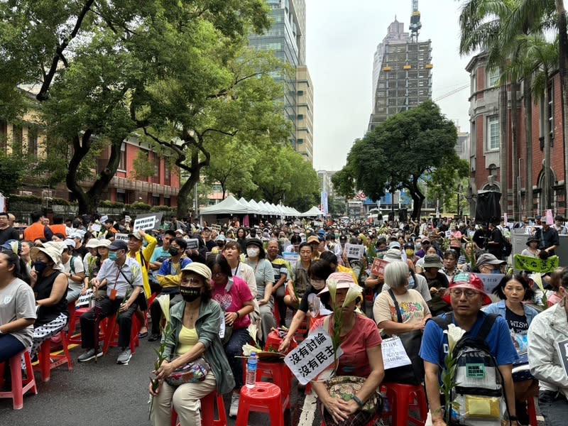 立院續審國會職權修正相關法案 民團7000人抗議 立法院24日續審國會職權修正相關法案，抗議人潮上 午自立法院外青島東路延伸到中山南路一側，民眾手 持百合花，主辦單位在11時喊出現場已超過7000人。 中央社記者高華謙攝 113年5月24日 