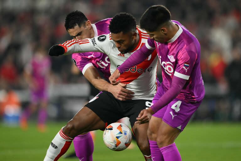 Borja, en acción ante dos rivales de Libertad de Paraguay, por la Copa Libertadores