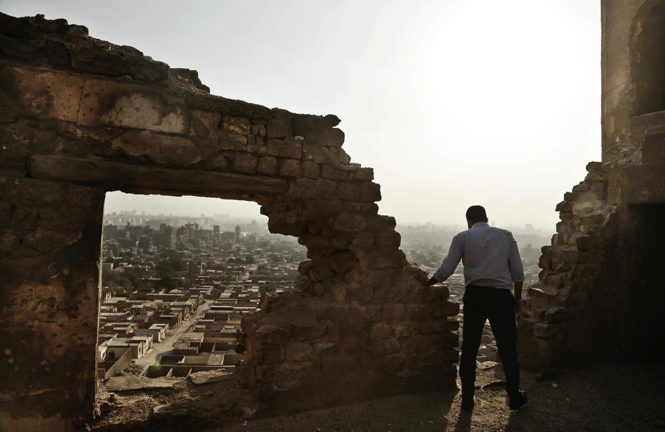 View of a cemetery from the Shahin Al-Khalwati Mosque