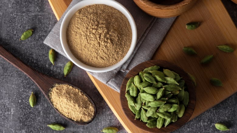 green cardamom in wooden bowl