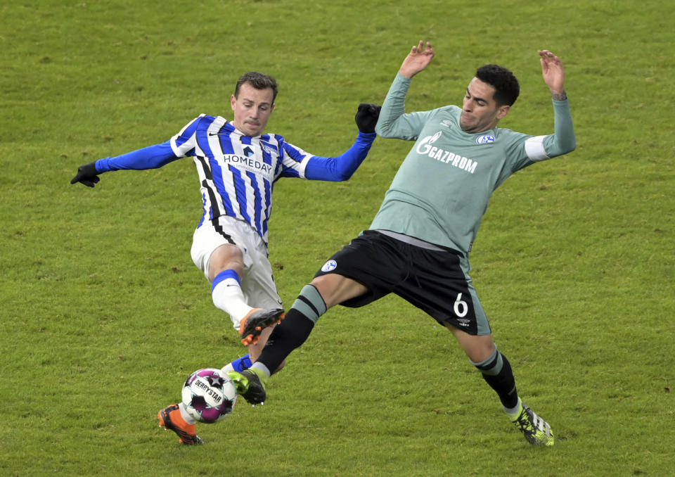 Vladimir Darida del Hertha Berlin y Omar Mascarell del Schalke pelean por el balón en el encuentro de la Bundesliga el sábado 2 de enero del 2021. (Soeren Stache/dpa via AP)