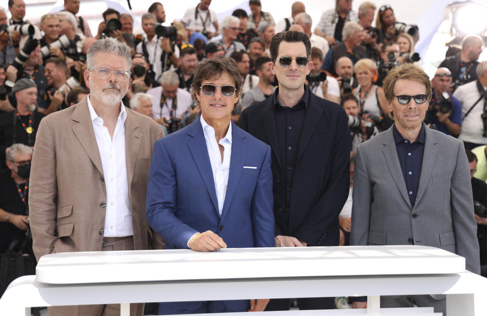 El guionista Christopher McQuarrie, Tom Cruise, el director Joseph Kosinski y el productor Jerry Bruckheimer, de izquierda a derecha, posan para la prensa con motivo del estreno de "Top Gun: Maverick" en la 75ta edición del Festival Internacional de Cine de Cannes, el miércoles 18 de mayo de 2022 en Cannes, Francia. (Foto por Vianney Le Caer/Invision/AP)