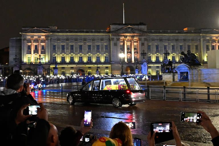 El ataúd con el cuerpo de la reina Isabel II llega al Royal Hearse en el Palacio de Buckingham en Londres, el 13 de septiembre de 2022. (Photo by JUSTIN TALLIS / AFP)