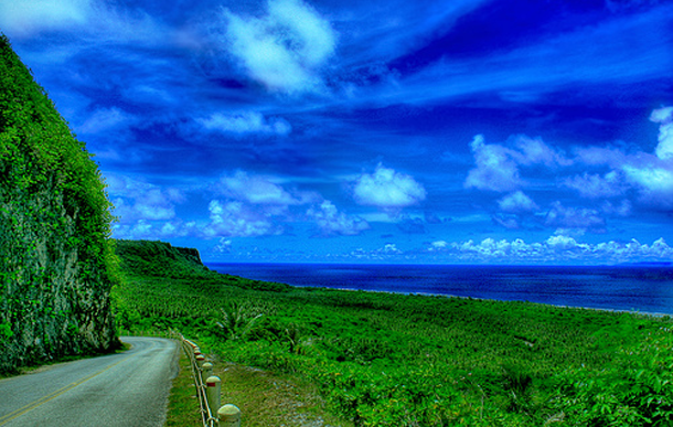 Guam : le pays où les routes sont faites de coraux. Guam est une île état dans l'océan pacifique. Recouverte de végétation, il y a trop peu de sable pour risquer de fragiliser les côtes. Les habitants ont depuis toujours su apprivoiser le corail. Mélangé à de l'huile, il constitue les routes qui traversent l'état du Guam.