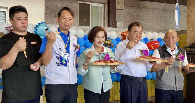 宜蘭縣長林姿妙（中）、縣議長張勝德（左二）及漁業署長張致盛等一起品嘗鮪魚。（吳佩蓉攝）