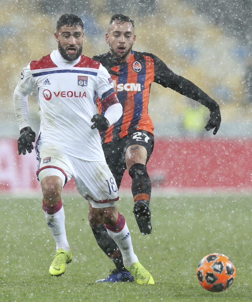 Shakhtar Maycon, right, challenges for the ball with Lyon's Nabil Fekir during the Group F Champions League soccer match between Shakhtar Donetsk and Lyon at the Olympiyskiy stadium, in Kiev, Ukraine, Wednesday, Dec.12, 2018. (AP Photo/Efrem Lukatsky)