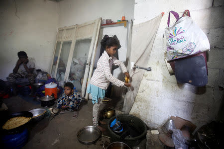 A girl displaced from the Red Sea port city of Hodeidah washes her hands in a shelter in Sanaa, Yemen November 1, 2018. Picture taken November 1, 2018. REUTERS/Mohamed al-Sayaghi