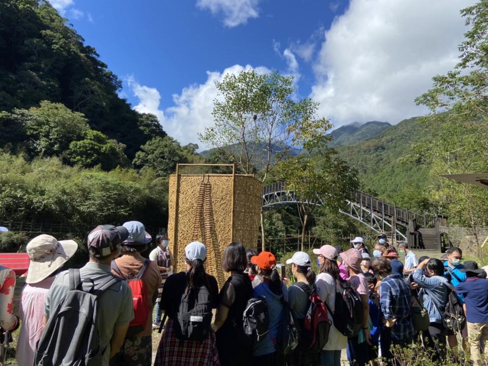 新北市原住民部落大學辦理之環境教育課程，由當地泰雅族導覽員向學員說明大羅蘭溪。（新北市原民局提供）