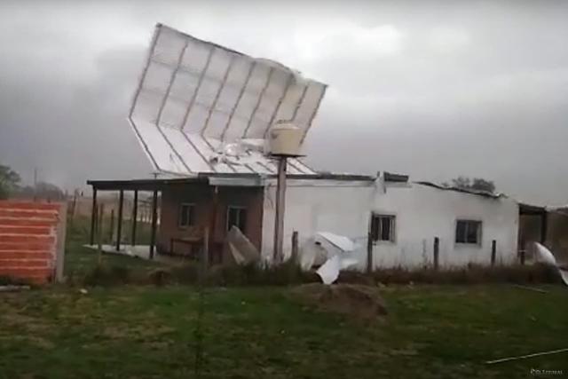 Los fuertes vientos destrozaron en el techo de un natatorio - Noticias de  Brown