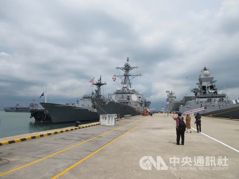 2艘美國軍艦近期航經台灣海峽，先前也曾傳出中國大陸軍艦出現在台灣東部海域。海軍表示，民眾若在台灣周遭海域發現中國大陸或外國籍軍艦，拍照傳回資料最高可領3萬元，已有蘇澳漁民領到獎金。（中央社/示意照）