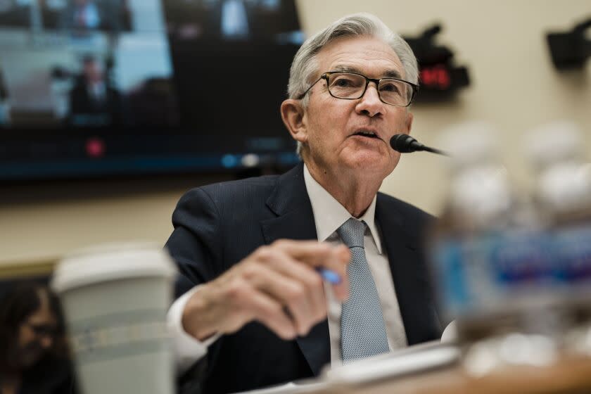 วอชิงตัน ดีซี - 02 มีนาคม: ประธาน Federal Reserve Pro Tempore Jerome Powell เป็นพยานเกี่ยวกับ 'นโยบายการเงินและสภาพเศรษฐกิจ' ต่อหน้าคณะกรรมการบริการทางการเงินของสภาที่ Capitol Hill ในวันพุธที่ 2 มีนาคม 2022 ในกรุงวอชิงตัน ดี.ซี. ปัจจุบันพาวเวลล์ดำรงตำแหน่ง 'ชั่วคราว' เพราะการเสนอชื่อของเขาสำหรับวาระสี่ปีที่สองถูกขัดขวางโดยวุฒิสภารีพับลิกันที่ประท้วงการเสนอชื่อซาร่าห์บลูมราสกินของประธานาธิบดีโจไบเดนให้ดำรงตำแหน่งผู้กำกับดูแลวอลล์สตรีทของธนาคารกลาง (เคนท์ นิชิมูระ / ลอสแองเจลีส ไทม์ส)